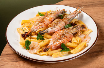 Пенне с тигровыми креветками